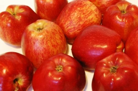 Jabłka idealnie pasują do jesiennej sałatki warzywno-owocowej